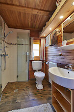 Badezimmer im Blockhaus auf dem Reiterhof